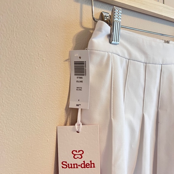 ARITZIA PLEATED OLIVE SKIRT - Picture 3 of 4